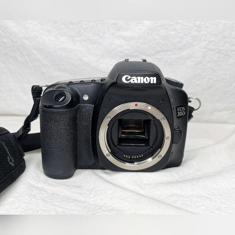 Canon EOS 30D digital SLR camera w/ case & cleaning tool